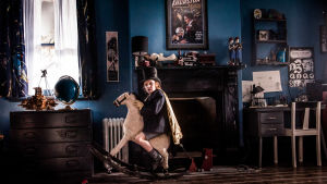 Babadook. Samuel (Noah Wiseman) istuu silkkipytty päässä keinuhevosen selässä elokuvassa The Babadook