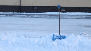 Att skotta snö hör vanligen inte till en sjukskötares arbetsbeskrivning. Snöspade i snödriva