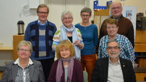 Initiativet till namninsamlingen kom från de svenskspråkiga pensionärsföreningarna i Åboland. Bakre raden från vänster: Per-Olfo Nordin, Inga-Lill Karlsson, Mona Lehtonen, Tryggve Röblom och Runa Heino. Sittande från vänster: Raili Svahnström, Stina Engblom Colliander och Mikael Reuter. Pensionärerna vill rädda Åbolands sjukhus.