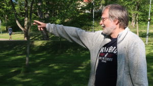 Leif Lindgren pekar ut platsen för hoppslottet intill torget. Leif Lindgren pekar ut en plats i parken intill Dalsbruks torg.