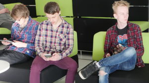 Bildtext: tre skickliga låtskrivare i en öken. Tre unga män sitter på soffa med blicken vänd bort från varandra. Det gemensamma låtskrivandet har sinat ut.