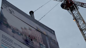På lärarförbundet är man tacksamma över att det byggs öronmärkta bostäder för lärare. En skylt med texten Kvarteret Victoria och en lyftkran i bakgrunden