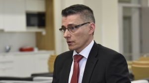 Novias rektor Örjan Andersson hoppas på mer närundervisning i höst än i nuläget. Örjan Andersson har en mörk kostym och en röd slips.