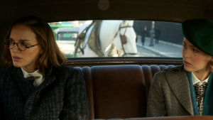 Laura (Natalie Portman) och Kate (Lily-Rose Depp) sitter i en bil och ser allvarliga ut.