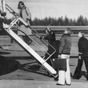 Flygvärdinnan Irmeli Ylinen, flygkaptenen Tauno Rajakangas och medlemmen i flygbesättningen, Lasse Peltonen, går ombord på planet som snart skall kapas Flygpersonalen går ombord på planet som snart skall kapas