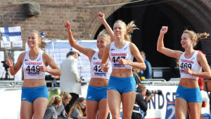 Anniina Laitinen (t.v.), Eveliina Määttänen, Hilla Uusimäki och Kirsi Pekkanen firar Finlands senaste landskampsseger för två år sedan. Anniina Laitinen, Eveliina Määttänen, Hilla Uusimäki och Kirsi Pekkanen firar seger på långa stafetten, Sverigekampen 2015.