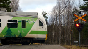 I Skogby finns en övervakad plankorsning. Den finns vid tåghållplatsen i byn och den är utrustad med en ljusanordning som varnar när tåget kommer. En rälsbuss kör över en plankorsning. Larmanordning blinkar rött.