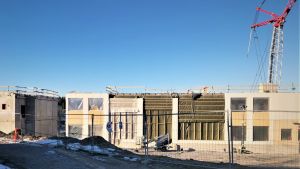 Skolcentret i Sjundeå beräknas stå inflyttningsklart sommaren 2022. Laurentiushuset i Lojo ska vara inflyttningsklart redan nu under våren. Byggarbetsplats där Sjundeå skolcentrum håller på att byggas.