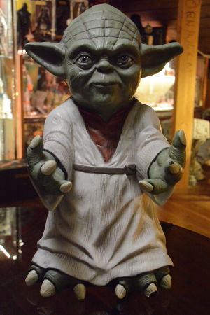 Yoda av styrox används ibland som popcornsskål. Närbild av figuren Yoda från Stjärnornas krig