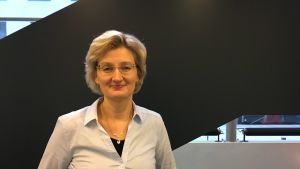 Iris Erlund är forskningschef vid Institutet för hälsa och välfärd THL. En kvinna står framför en trappa.