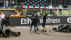 Lewis Hamilton och Valtteri Bottas. Lewis Hamilton och Valtteri Bottas kramar om varandra mellan sina bilar.