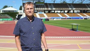 Arrangör Jari Salonen säger att idrott är som bäst live och att idrottarna uppskattar att publiken är på plats. Jari Salonen, en av arrangörerna för Paavo Nurmi Games, står på Paavo Nurmis stadion.