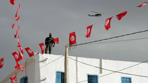 Poliser, soldater och helikoptrar bevakade synagogan. Säkerhetspådrag vid El Ghribasynagogan på Djerba under Lag Baomer 2018.