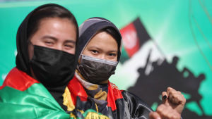 Kvinnor, flickor och etniska minoriteter betalar det högsta priset om talibanerna återtar makten. Dessa studenter deltog nyligen i en fredsdemonstration i Kabul. Kvinnor, flickor och etniska minoriteter betalar det högsta priset om talibanerna återtar makten. Dessa studenter deltog nyligen i en fredsdemonstration i Kabul.