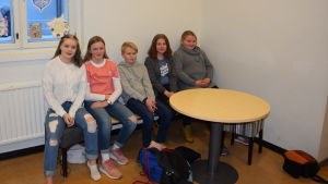 Daniela Lipponen, Mariel Ihander, Robert Porvali, Emma Stennabba och Fanny Määttä använder inte själva snus men det gör flera av deras skolkompisar. Tonåringar på en bänk.