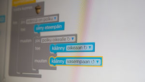 Kuva tietokoneen näytöstä, jossa on käynnissä yksi koodaustehtävä. Tyylisuunta edustaa "visuaalista" koodausta.