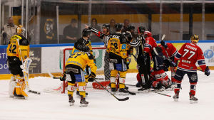 Efter en stökig situation fick Kärpäts målvakt Patrik Rybar en duschkommendering av domarna. Patrik Rybar blir utvisad.