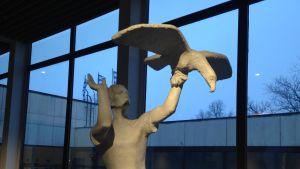 Utställningen speglar Finlands självständighetstid i Wäinö Aaltonens konst. Wäinö Aaltonens skulpturer.