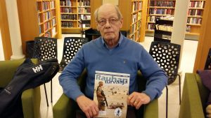 Fredsbevarare, major Stig Röberg Fredsbevarare, major Stig Röberg med tidskriften Rauhanturvaaja på Åbo Stadsbibliotek