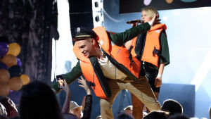 Janne och Fredrika sjöng den gamla sommarplågan 'Gung i kajutan' Janne Grönroos och Fredrika Lindholm på scenen under X3M 20