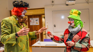 Förberedelserna var i full gång vid niotiden på morgonen i Sockengården i Sibbo. Mikael Grannas och Katarina Lind