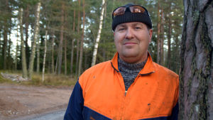 Kim Hasselberg är inte rädd för någon väldigt stor ökning av bilar på vägen utanför hans hus. Kim Hasselberg står i orange arbetskläder vid en väg.