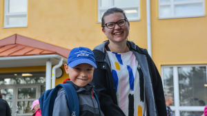 Familjen Stråhlman har övat på att åka buss inför skolstarten. Aaron och Rebecka Stråhlman