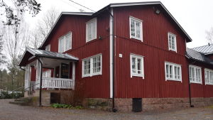 Inne i Ingbohed finns plats för 200 teatersugna besökare. Föreningshuset från 1912 har renoverats både utvändigt och invändigt under årens lopp, men ska ännu få nya toaletter. Ett stort rött trähus. Samlingslokal i Ingå.
