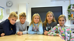 Willian Köping, Attle Birell, Ida Eloluoma, Linn Ahlskog och Ebba Lingonblad går alla i Sundom skola. Fem elever vid Sundom skola ser in i kameran.