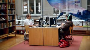 Internet, datorer, arbetsutrymmen är bara en bråkdel av allt man kan låna från ett bibliotek. Arabiastrandens bibliotek