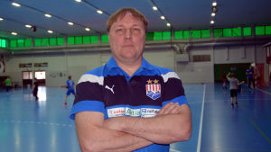 Handbollslegenden och den tidigare landslagstränaren Mikael Källman ska träna herrlaget i Karis nästa säsong. Porträttbild på Mikael Källman.