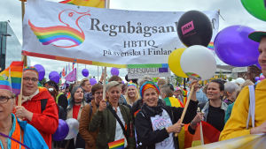 Regnbågsankan deltar i pridefestivalen i år igen. Regnbågsankans flagga på Helsinki Pride.