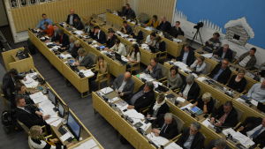 Fullmäktige i Korsholm är splittrat i fusionsfrågan och debatten inför folkomröstningen har gått het. Kommunfullmäktige i Korsholm.