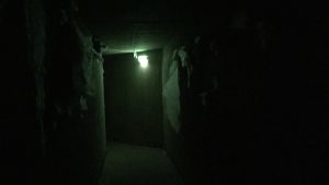 Tunnlarna är mörka och ogästvänliga. En svart tunnel med ett svagt grönt sken längst bort.
