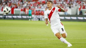 Paolo Guerrero fick efter många turer klartecken att spela i VM. Paolo Guerrero jagar bollen