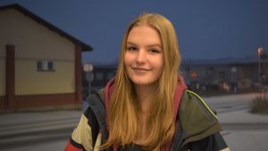 Bea Keto känner sig trygg i Sjundeå men tycker det är trist att det finns så lite att göra under coronarestriktionerna. Mopeden är satt i vinterförvar. Bea Keto
