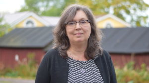Staden har ännu inte tagit del av dokumenten från åklagaren, berättar bildningsdirektör Tina Nordman. En kvinna står utomhus, ser in i kameran. Tidig höst.