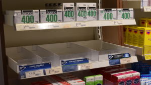 I apoteket vid Rådhustorget i Ekenäs tog en del av värkmedicinen slut på grund av den stora efterfrågan. En halvtom apotekshylla.
