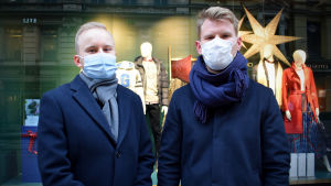 Ville Bengs och Miska Siilin är på väg på julklappsinköp. – Vi försöker få undan det snabbt och inte bli och driva i affärerna, säger Bengs. Ville Bengs och Miska Siilin.