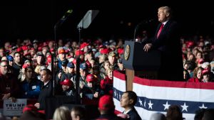 Trump talade till sina anhängare på valmötet i Mosinee, Wisconsin på onsdag kväll. Donald Trump försökte hålla tillbaka alltför hårda angrepp mot demokrater då han talade på valmötet i Mosinee, Wisconsin på onsdag kväll.