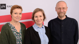 Sangen Salo deltog i Sari Valtos radioprogram i februari tillsammans med författaren Monika Luukkonen. Hör avsnittet längre ned i artikeln. Sari Valto, Monika Luukkonen och Sangen Salo fotograferade vid en affisch där det står Yle.