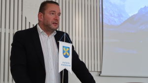 Stefan Wallin inledde med ett skämt, men säger sig ta vägfrågan på allvar. Stefan Wallin vid talmansstolen.