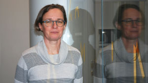 Gruvöverinspektör Riikka Aaltonen är i dag den enda som enbart jobbar med gruvfrågor vid Arbets- och näringsministeriet. Snart anställs också en jurist för att hjälpa till med exakt hur lagparagraferna ska formuleras. Riikka Aaltonen är den enda gruvexperter vid Arbets- och näringsministeriet