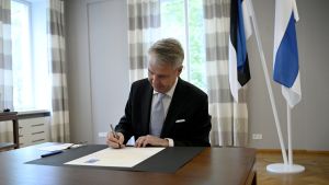 Pekka Haavisto undertecknar dokumentet på den estniska ambassaden i Helsingfors. Det var tänkt att jubileet skulle firas stort, men virusläget satte stopp för det. Utrikesminister Pekka Haavisto skriver på en kopia av Finlands erkännande av det suveräna Estland från 1920.