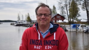 Byggnadstillsynschef Mikael Wikström vet att planläggning handlar om många olika intressen som ska tillgodoses. Byggnadstillsynschef Mikael Wikström i småbåtshamnen i Ingå kyrkby