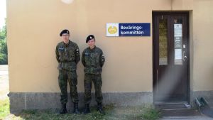 Nylands brigads beväringskommitté har i uppgift att stöda beväringar med civila ärenden, exempelvis arbets- och studiefrågor, och att organisera olika tjänster, som till exempel fritidsaktiviteter. Kommittén ska se till att beväringarna njuter av sin beväringstid i Dragsvik. På bild beväringarna Roope Järvinen och Jakob Lindén. Beväringskommittén vid Nylands brigad, samt beväringarna Roope Järvinen och Jakob Lindén.