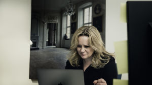 Maria Sid vid arbetsbordet, framför det inramade fotografiet. Maria Sid i sitt arbetsrum i Stockholm 2019.