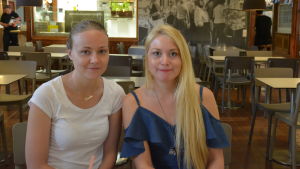 Emma Häggman och Madeleine Toyokawa gillar den historiska miljön i saluhallen. Två kvinnor ser in i kameran.