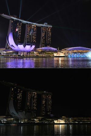 Hotellet Marina Bay i Singapore i totalt mörker. Hotellet Marina Bay i Singapore under Earth Hour 2018.