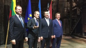 Europeiska rådets ordförande Donald Tusk lovar att Rail Baltic är ett av EUs högst prioriterade infrastrukturprojekt så länge han har något att säga till om saken. Litauens premiärminister Saulius Skvernelis, Europeiska rådets ordförande Donald Tusk, Estlands premiärminister Jüri Ratas och Lettlands premiärminister Māris Kučinskis.